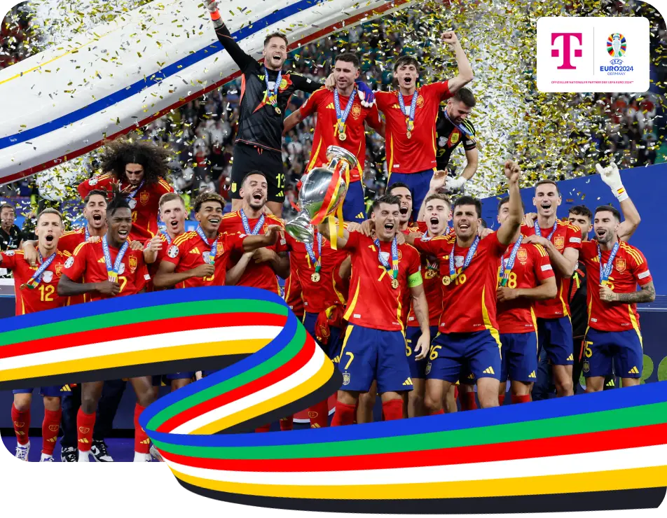 Die Spanische Fußball-Nationalmannschaft der Männer feiert nach dem Finalsieg mit dem Pokal. Es fliegt Konfetti.
